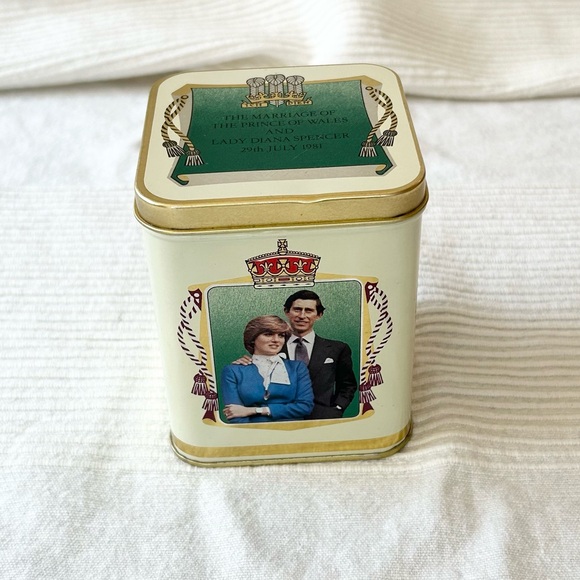 Vintage Princess Diana & Charles Wedding Royalty Tin - Picture 3 of 13